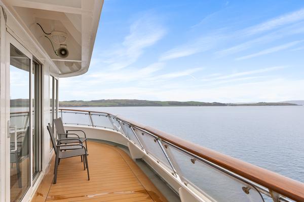 HX Hurtigruten Expeditions MS Spitsbergen Owners Suite 3 ©Espen Mills.jpg